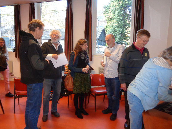 Marius de geus (wit overhemd) praat na met enkele deelnemers